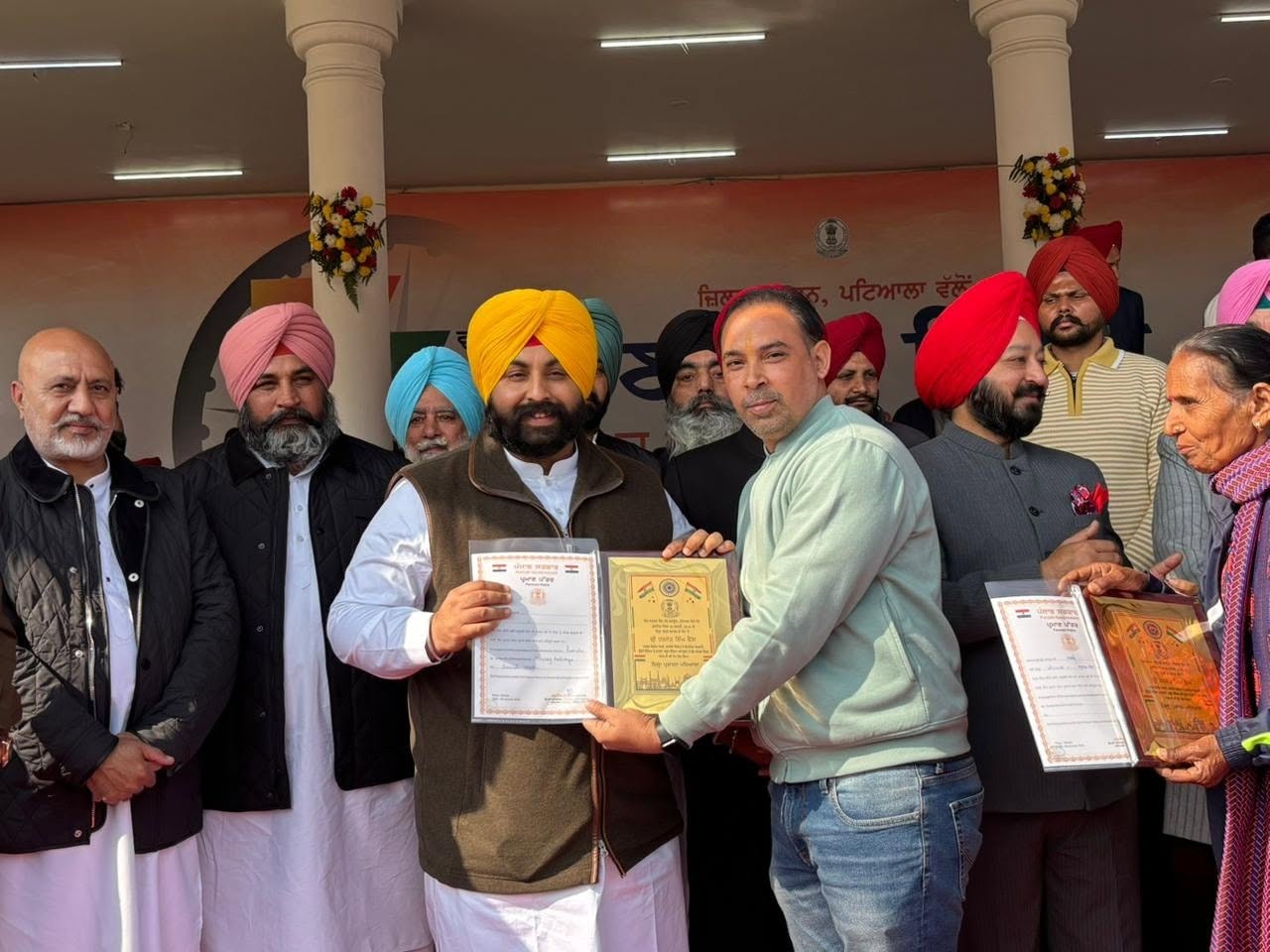 26 ਜਨਵਰੀ ਨੂੰ 77ਵੇਂ ਗਣਤੰਤਰ ਦਿਵਸ ਮੌਕੇ ਸੀਨੀਅਰ ਮੀਤ ਪ੍ਰਧਾਨ ਅਤੇ ਖਜਾਨਚੀ ਕੰਮ ਲੀਗਲ ਐਡਵਾਈਜ਼ਰ ਪੰਜਾਬ ਸਰਕਾਰ ਵੱਲੋਂ ਜਿਲ੍ਹਾ ਐਵਾਰਡ ਦੇ ਕੇ ਸਨਮਾਨਿਤ
